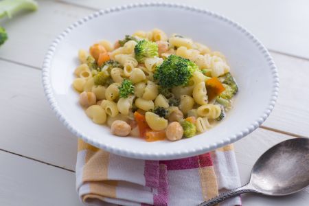 Sopa de pasta, garbanzos y brócoli