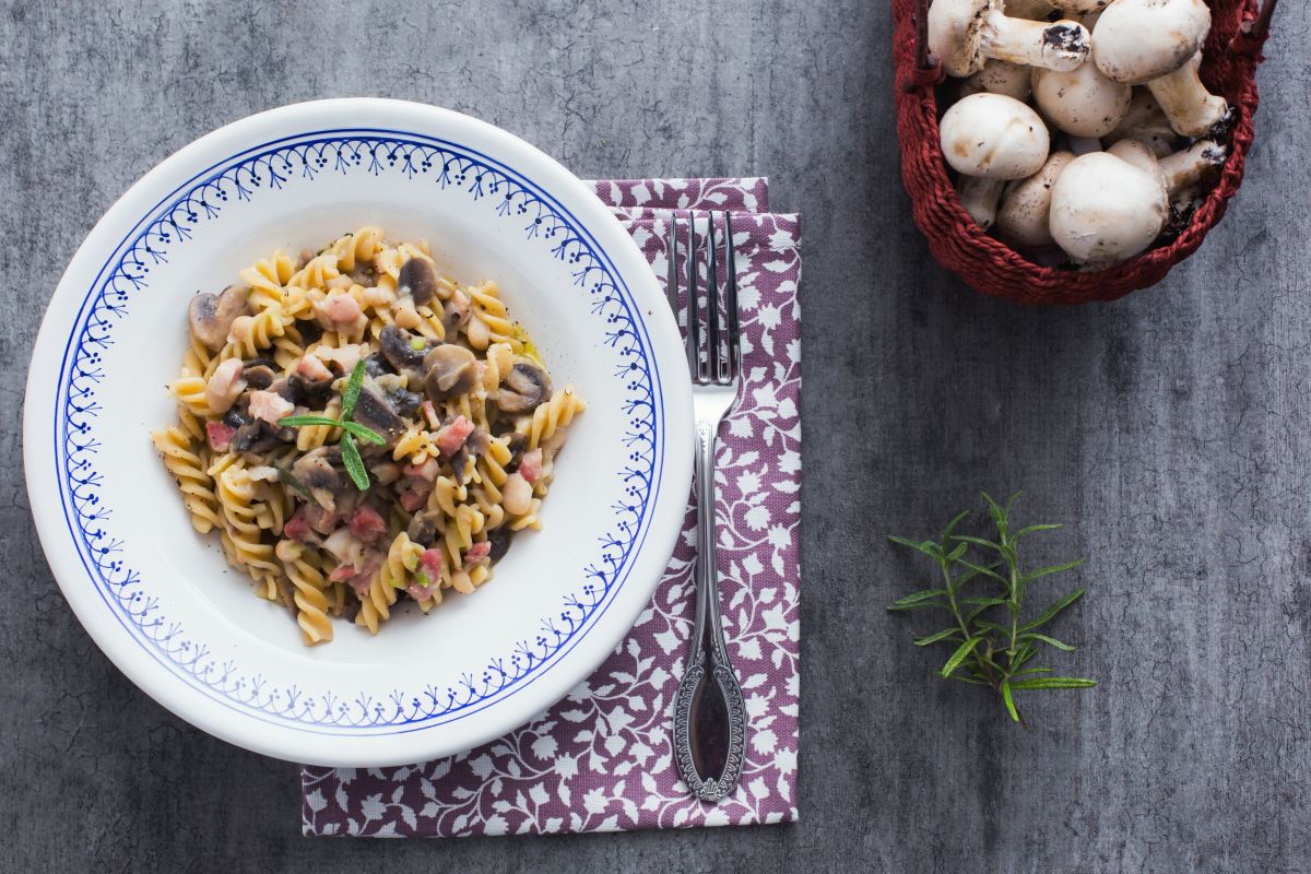 Pasta con setas y alubias