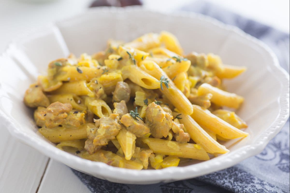 Pasta con ragú de cordero y castañas
