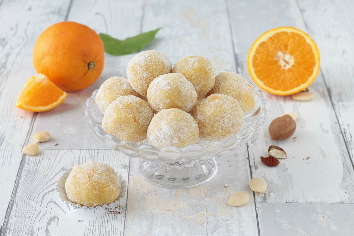 Bolas de almendra y naranja