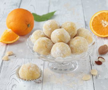 Bolas de almendra y naranja