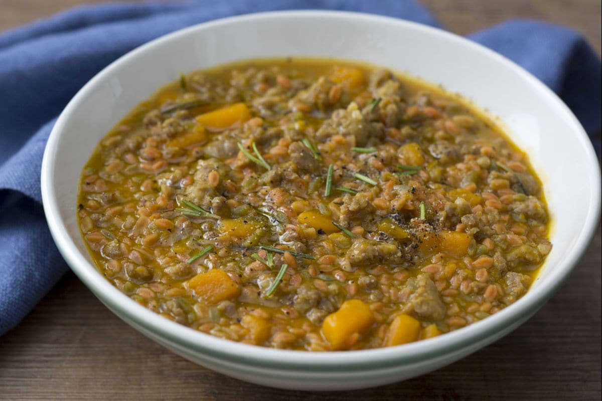 Granos de harina de legumbres con salchicha y calabaza a la cerveza