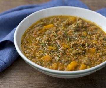 Granos de harina de legumbres con salchicha y calabaza a la cerveza