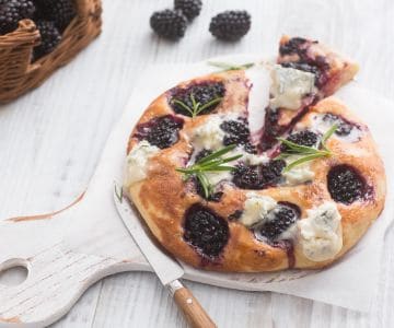 Tortitas con moras y gorgonzola