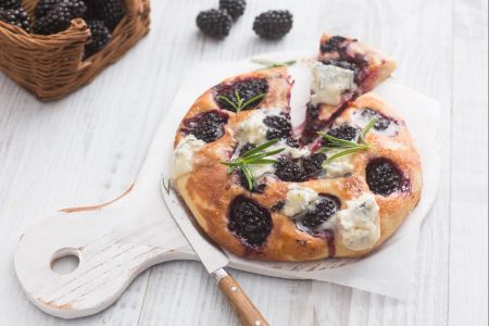 Tortitas con moras y gorgonzola