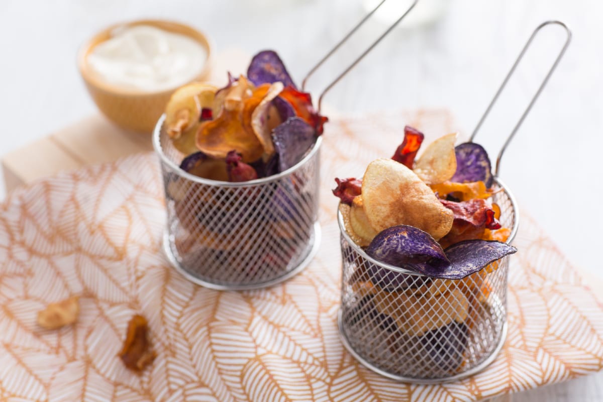 Chips de tubérculos y mayonesa de jengibre