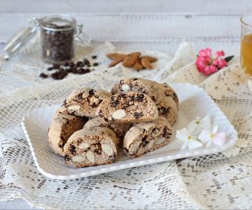 Cantucci con harina de castañas, almendras y chocolate