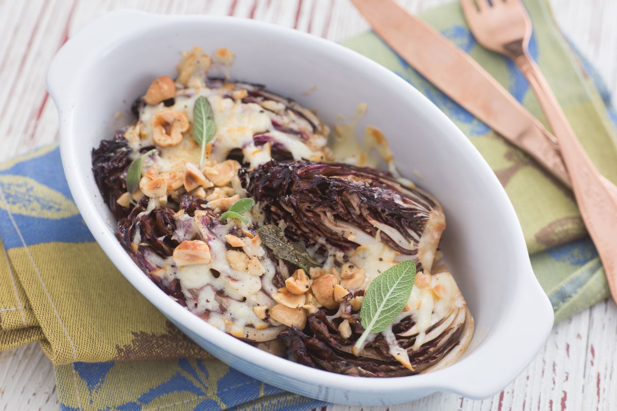 Ensalada gratinada de achicoria, avellanas y scamorza