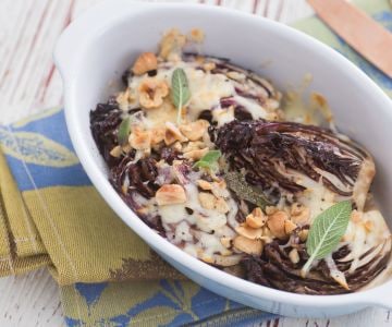 Ensalada gratinada de achicoria, avellanas y scamorza