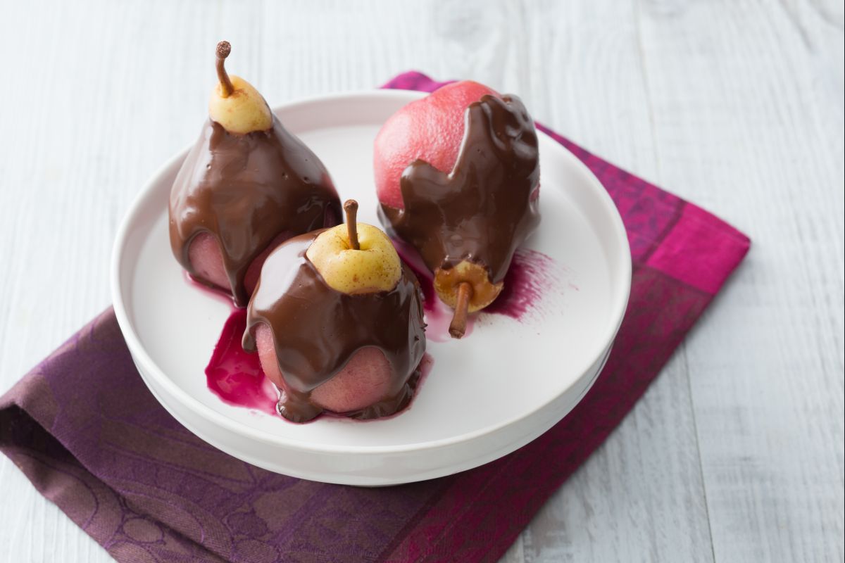 Peras al vino y chocolate