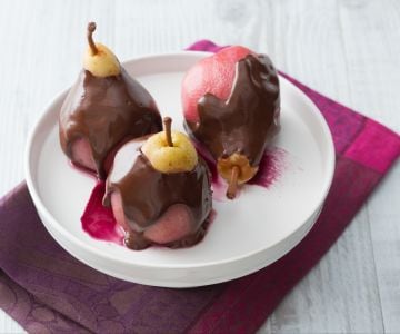 Peras al vino y chocolate