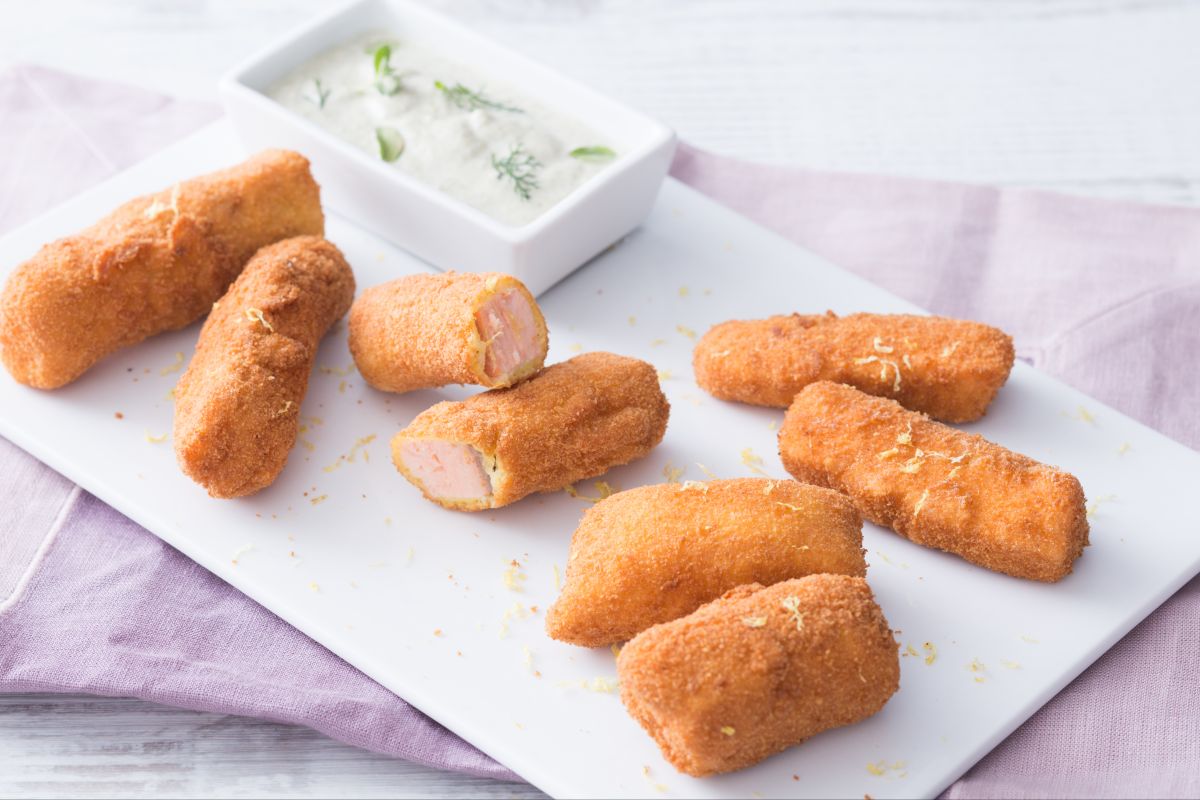 Bastones de salmón con crema de champiñones a las hierbas
