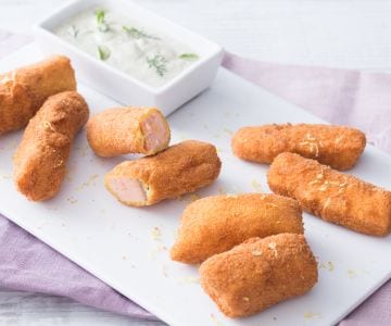 Bastones de salmón con crema de champiñones a las hierbas