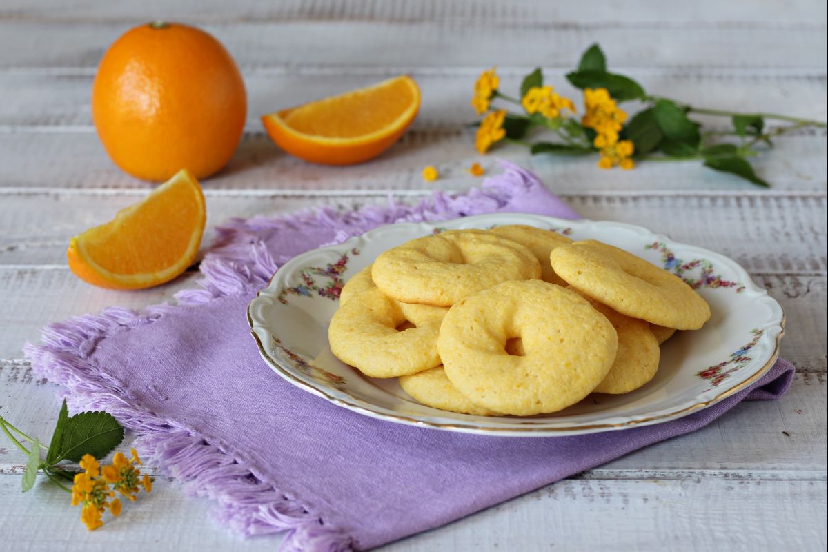 Galletas con harina de maíz y naranjas