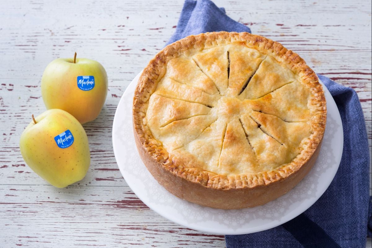 Tarta cubierta con manzana, frutos secos y pan