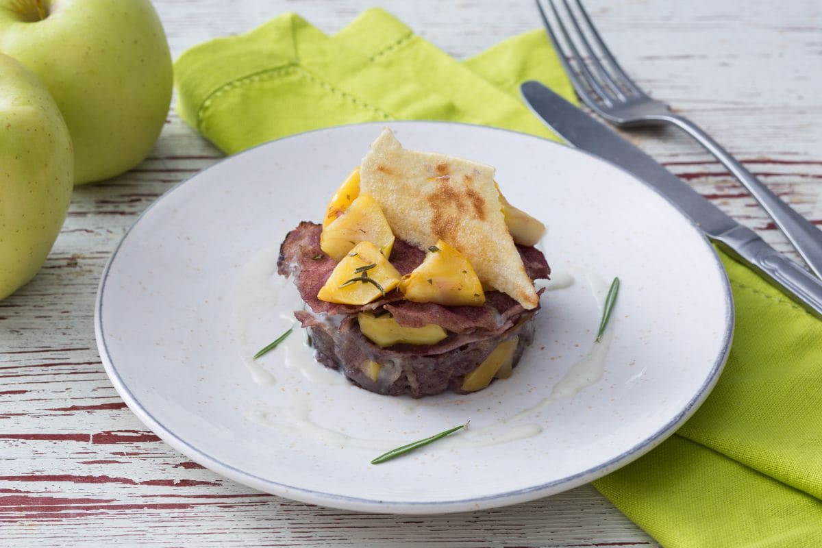 Flanecitos de pan guttiau con vino tinto y manzanas
