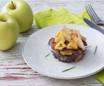 Flanecitos de pan guttiau con vino tinto y manzanas