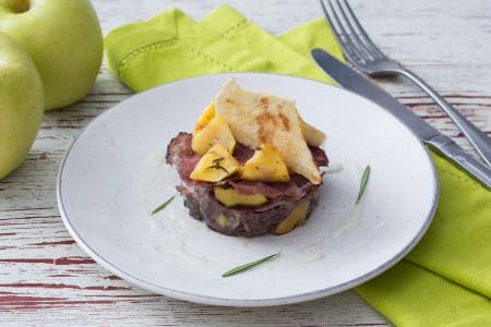 Flanecitos de pan guttiau con vino tinto y manzanas