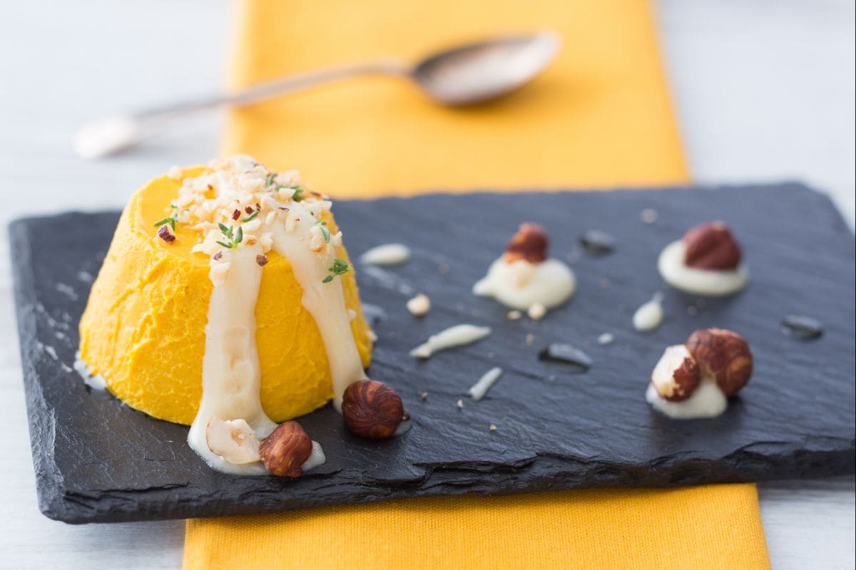 Mini bavarois de calabaza con salsa de parmesano