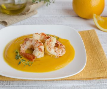 Gambas a la naranja sobre crema de calabaza