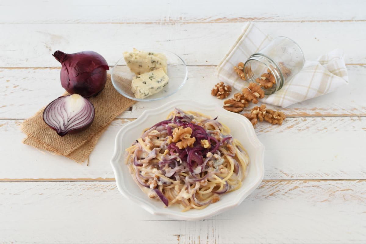 Espaguetis con cebollas rojas, nueces y gorgonzola