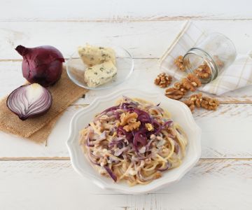 Espaguetis con cebollas rojas, nueces y gorgonzola