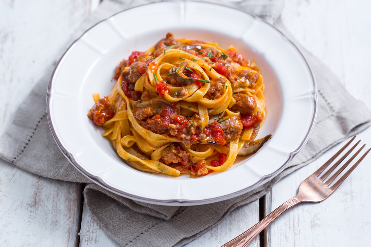 Pasta con setas porcini y salchicha