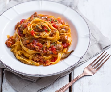 Pasta con setas porcini y salchicha