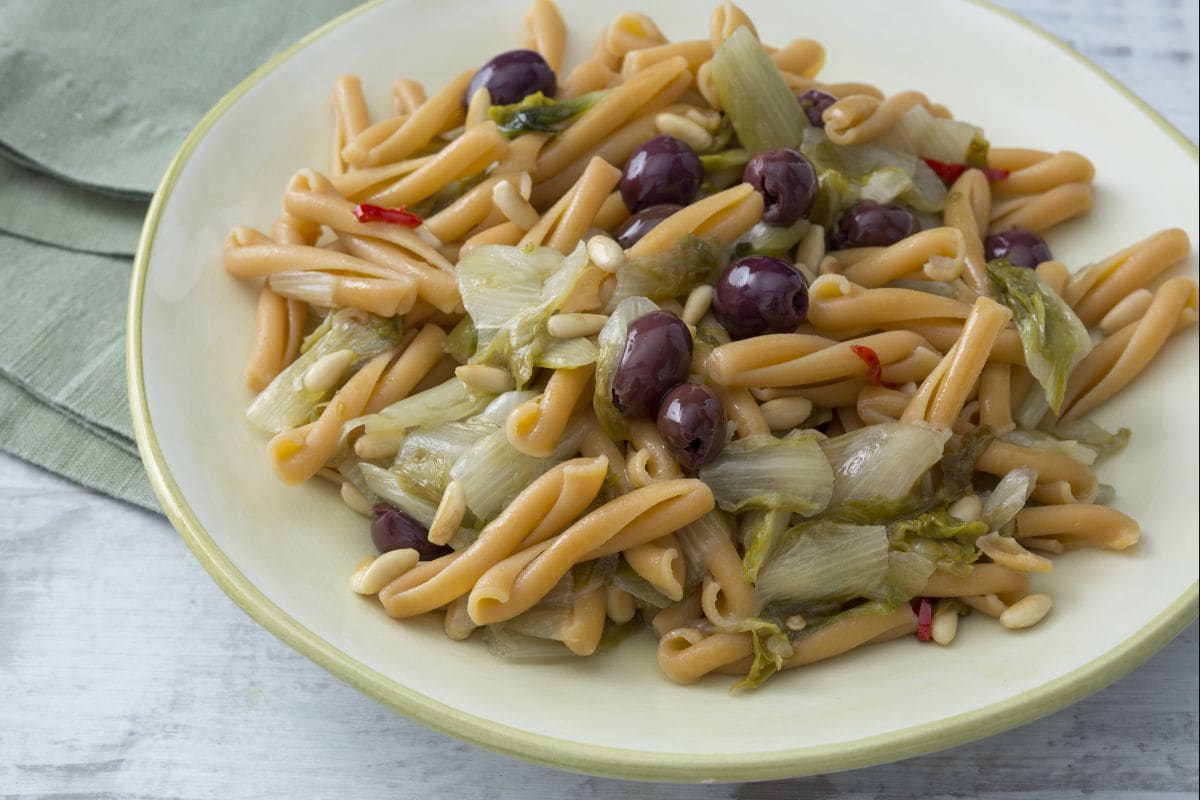 Pasta de legumbres con escarolas y aceitunas