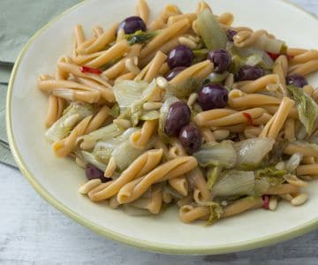 Pasta de legumbres con escarolas y aceitunas