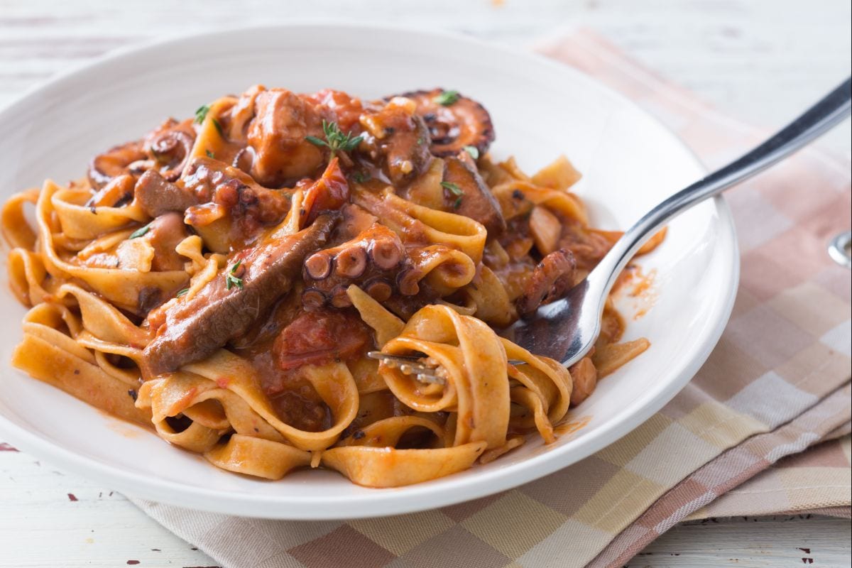 Fettuccine con salsa de pulpo y boletus