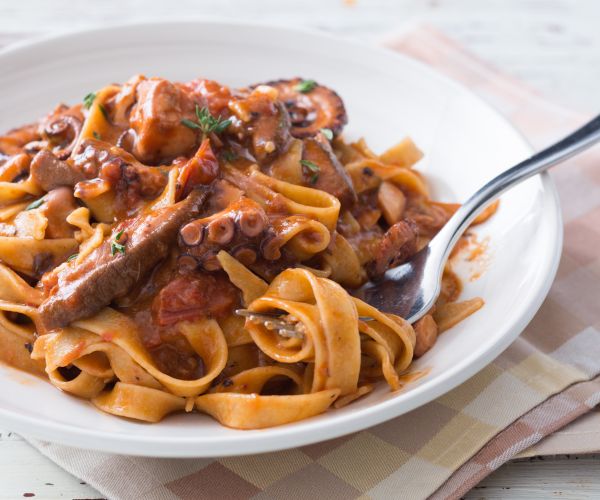 Fettuccine con salsa de pulpo y boletus