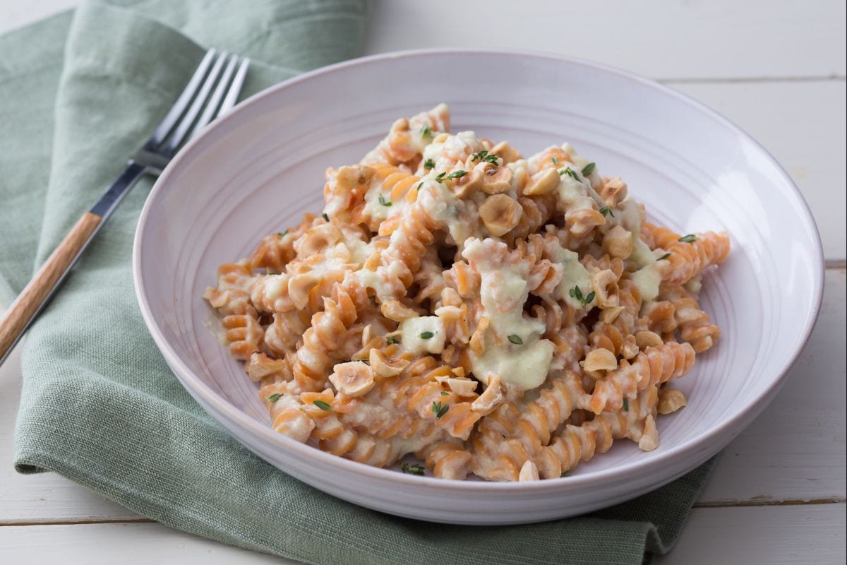 Pasta de legumbres con pesto de col rizada y avellanas