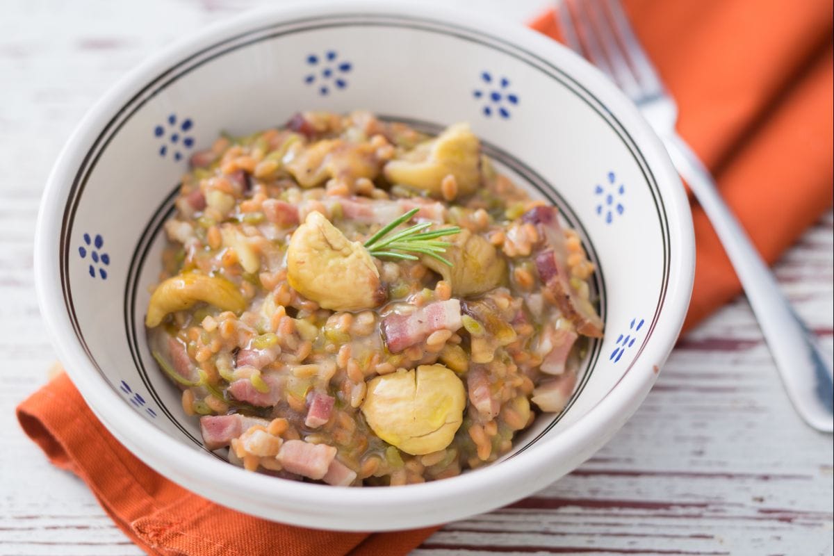 Granos de harina de legumbres con castañas y speck