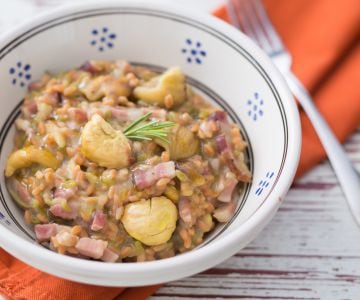 Granos de harina de legumbres con castañas y speck
