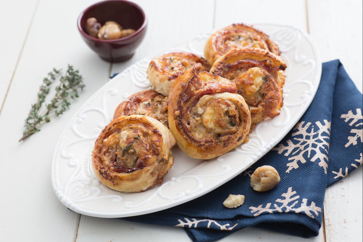 Rollitos de hojaldre salados con granada