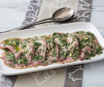 Lengua salmuera con salsa verde