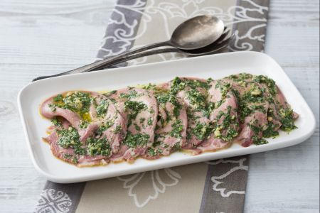 Lengua salmuera con salsa verde