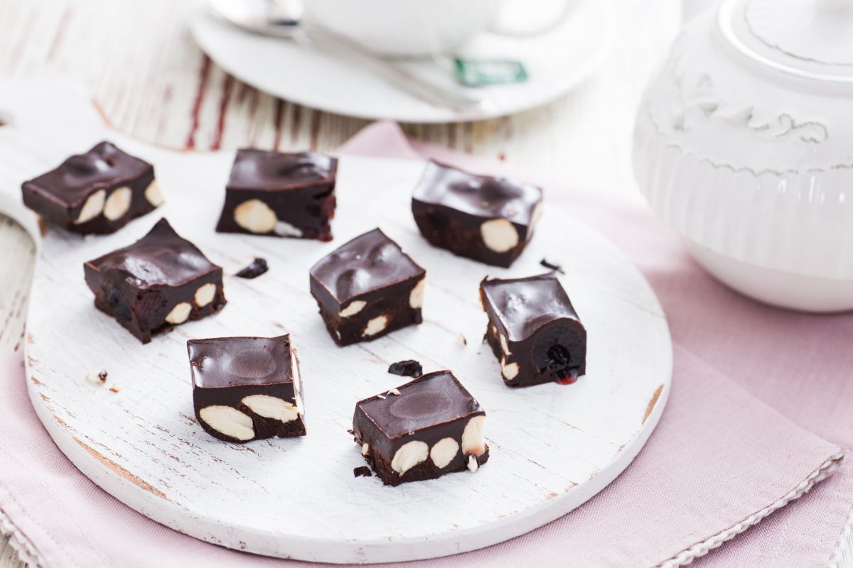Dulce vegano de cacao y guindas