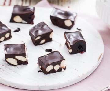 Dulce vegano de cacao y guindas