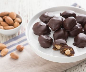 Higos rellenos cubiertos de chocolate