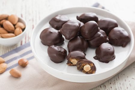 Higos rellenos cubiertos de chocolate