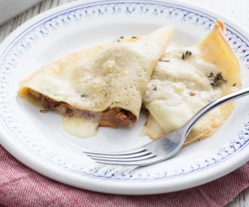 Crepes saladas con rebozuelos y panceta