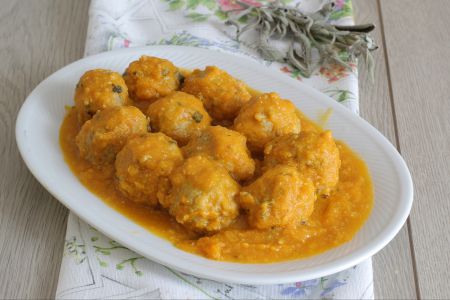 Albóndigas de cerdo en crema de calabaza