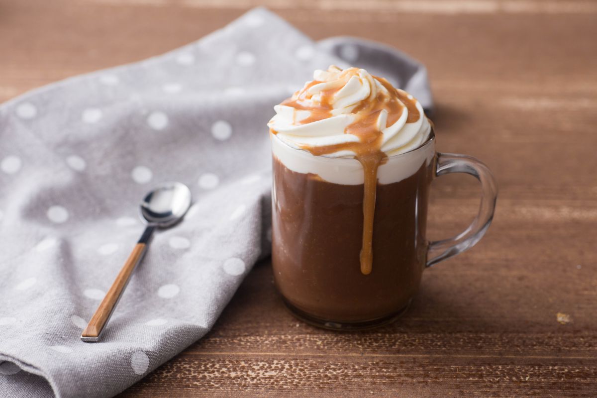 Chocolate caliente con caramelo toffee
