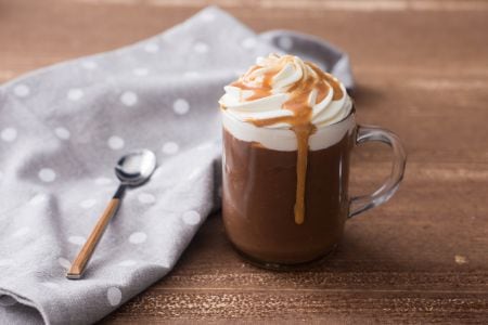 Chocolate caliente con caramelo toffee