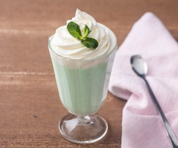 Chocolate caliente blanco con menta