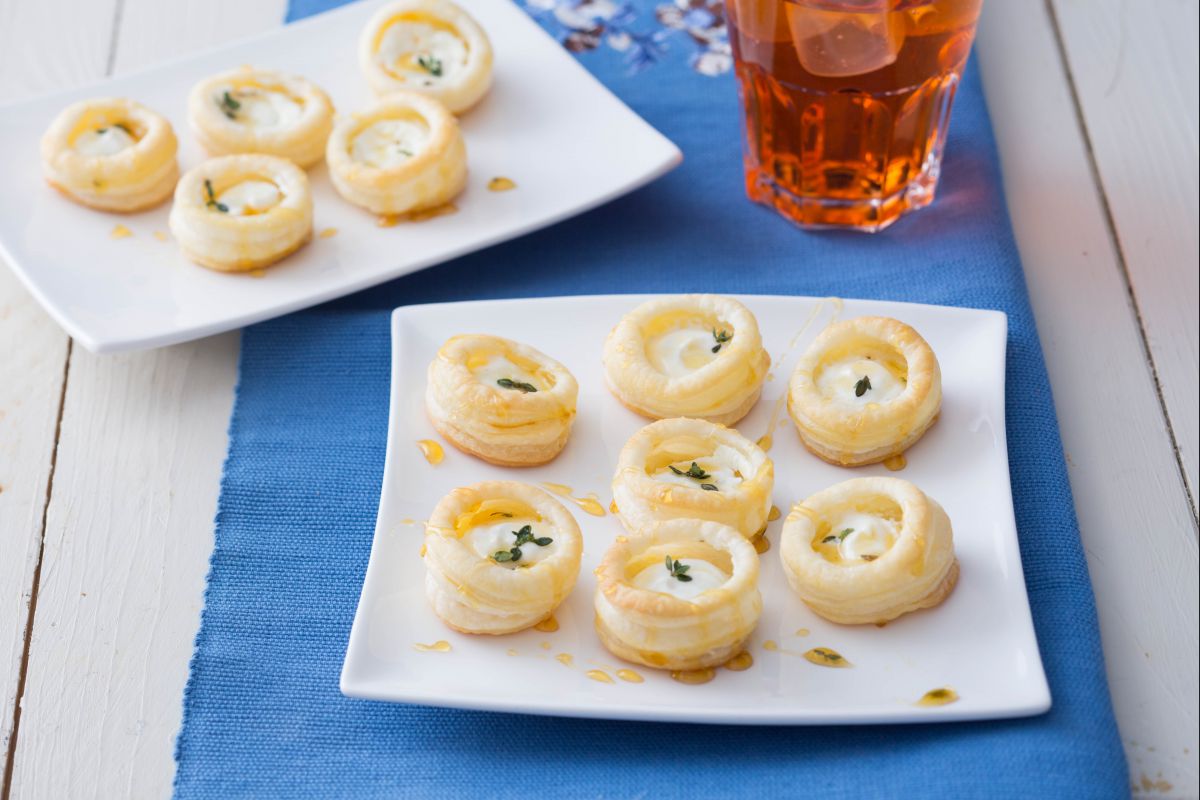 Bocaditos de hojaldre con queso y miel