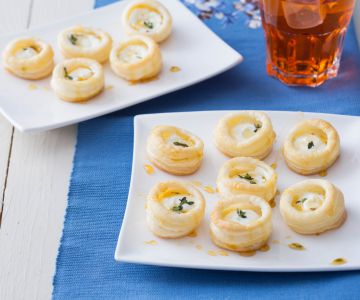 Bocaditos de hojaldre con queso y miel