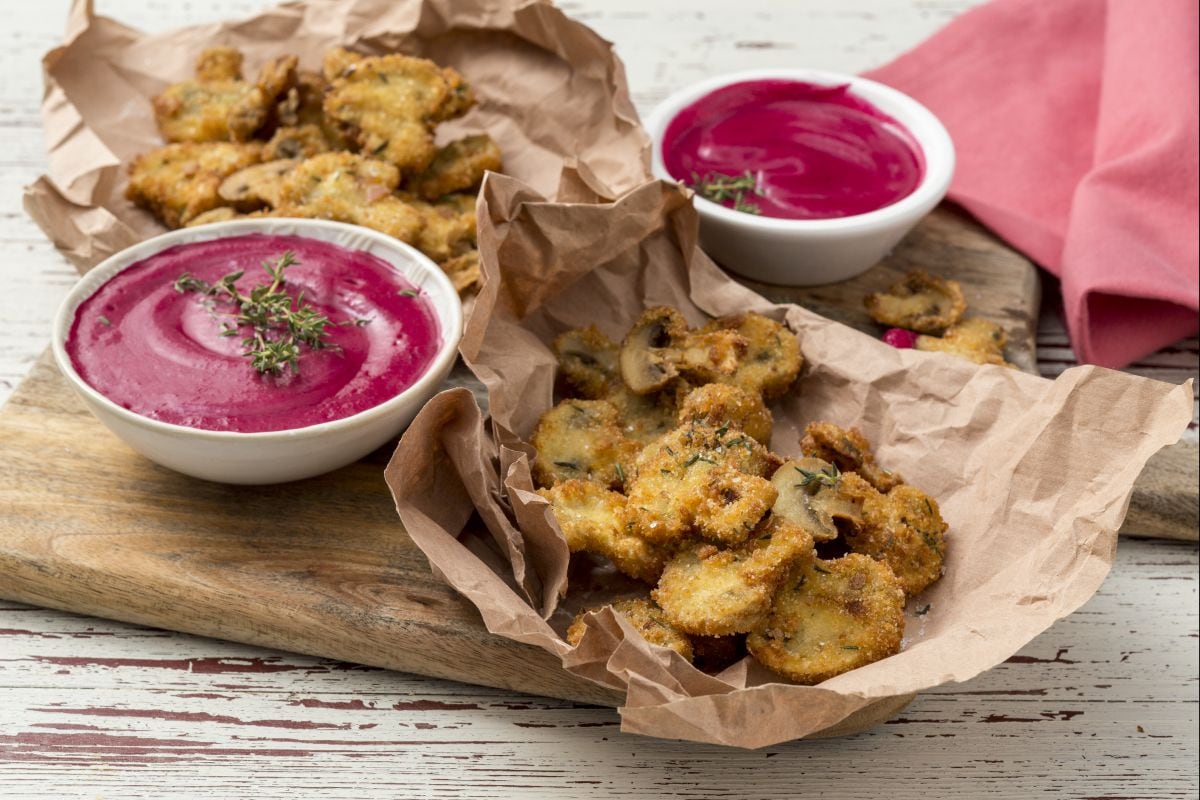 Setas fritas con mayonesa de remolacha